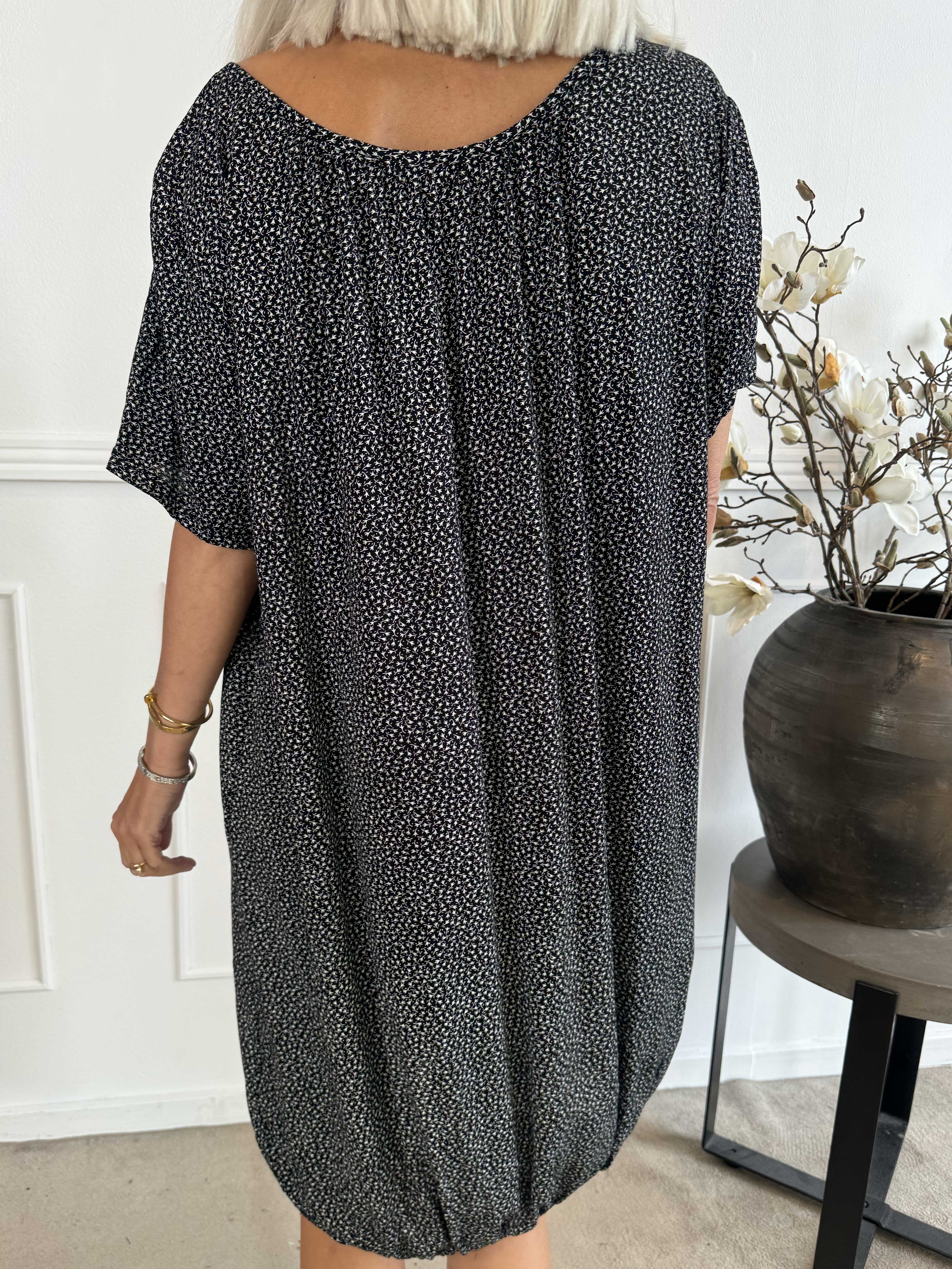 Miracle Flower Dress - Kjole i viskose med elastik forneden